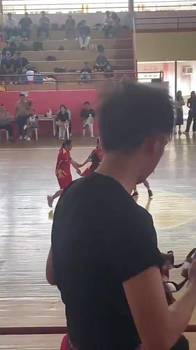 笑死！女子篮球赛惊现四保一战术，就这样还是被抢断了😂