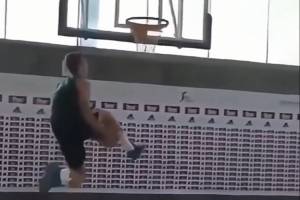 我也能飞！东契奇13岁时就曾完成胯下扣篮 动作一气呵成行云流水